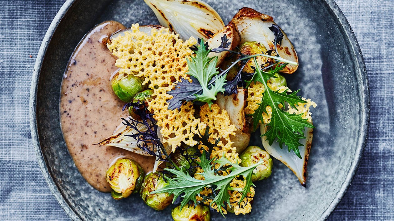 Gebakken spruitjes en aardpeer met kaas en truffeltapanade (op basis van witte saus) Gebakken spruitjes en aardpeer met kaas en truffeltapanade (op basis van witte saus)